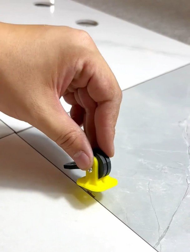 贴砖找平器怎么用视频(贴砖找平器怎么用视频教程)